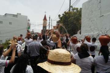  Baño de autoridades en las bodas de oro de la Traída del Agua (Foto TA)
